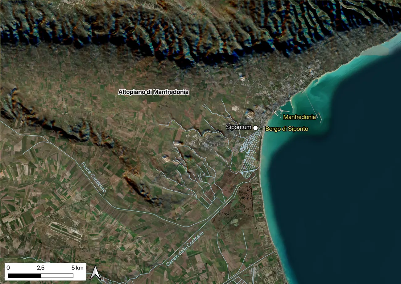 Immagine satellitare dell'altopiano di Manfredonia: una superficie ondulata e coltivata fra il versante del Gargano, in alto, e la costa del golfo, a destra, con Manfredonia, il Borgo di Siponto e il sito di Sipontum.