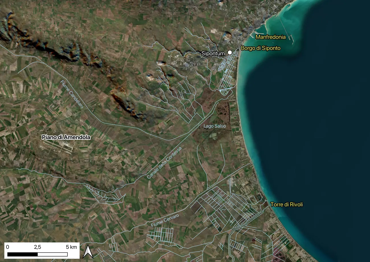 Immagine satellitare del piano di Amendola: una vasta superficie pianeggiante a seminativo attraversata dal Candelaro e dal Canale della Contessa, con il Lago Salso e la costa del golfo sul lato destro.