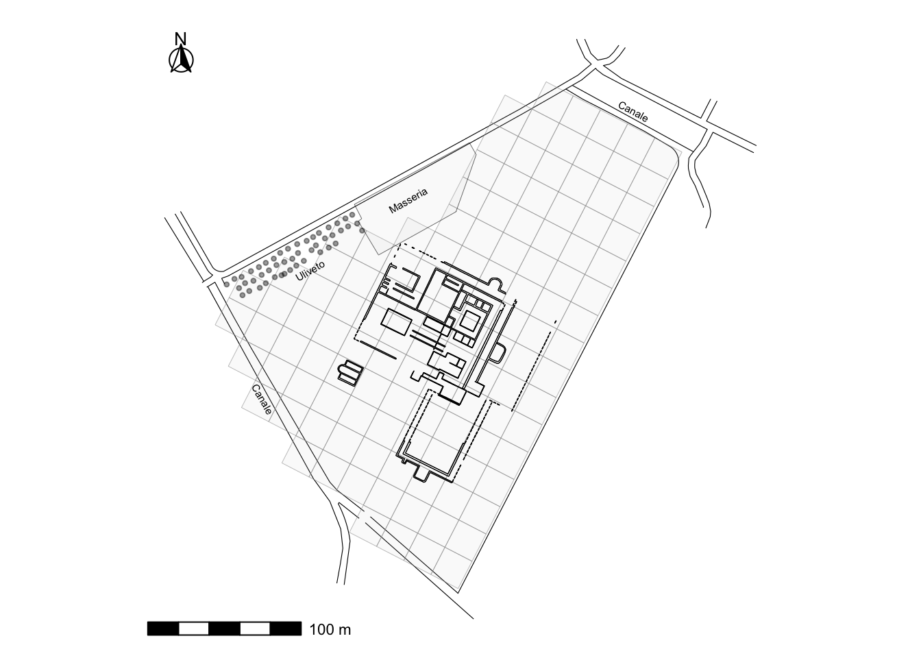 Pianta della villa in località Mascherone su base aerotopografica: gli ambienti rettangolari dell'edificio, orientati nordest-sudovest, con sovrapposta la griglia regolare di 122 quadrati da 20 per 20 metri usata per la ricognizione, la strada a nord e il canneto lungo il lato est.